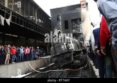 Pechino, Cina. Il 27 febbraio, 2019. Foto scattata nel febbraio 27, 2019 mostra la carbonizzazione il treno alla stazione ferroviaria dopo un incendio del Cairo in Egitto. Almeno 20 persone sono state uccise e più di 40 feriti quando un incendio scoppiato all'interno della principale stazione ferroviaria nel centro della città di Egitto capitale del Cairo mercoledi e statali Nile TV segnalati. Credito: Ahmed Gomaa/Xinhua/Alamy Live News Foto Stock