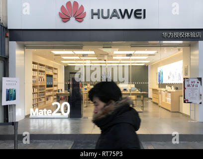 Pechino, Cina. Decimo Dec, 2018. Un uomo cinese passeggiate passato un Huawei computer e lo smartphone showroom a Pechino il 10 dicembre 2018. Giappone efficacemente vietato della Cina di Huawei e ZTE dai contratti ufficiali, a seguito della cattura di Huawei di chief financial officer in Canada per volere del governo degli Stati Uniti per il presunto tentativo di eludere le sanzioni degli Stati Uniti in Iran. Credito: Todd Lee/ZUMA filo/ZUMAPRESS.com/Alamy Live News Foto Stock