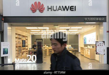 Dicembre 10, 2018 - Pechino, Cina - un uomo cinese passeggiate passato un Huawei computer e lo smartphone showroom a Pechino il 10 dicembre 2018. Giappone efficacemente vietato della Cina di Huawei e ZTE dai contratti ufficiali, a seguito della cattura di Huawei di chief financial officer in Canada per volere del governo degli Stati Uniti per il presunto tentativo di eludere le sanzioni degli Stati Uniti in Iran. (Credito Immagine: © Todd Lee/ZUMA filo/ZUMAPRESS.com) Foto Stock