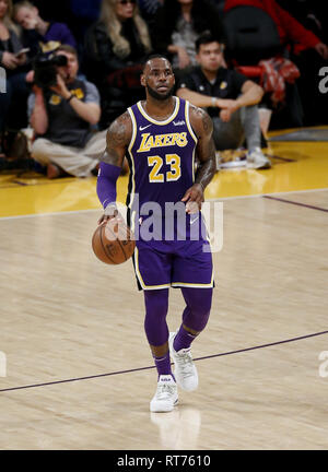 Febbraio 27, 2019 - Los Angeles, California, Stati Uniti - Los Angeles LakersÃ• LeBron James (23) dribbling durante un'NBA Basketball gioco tra Los Angeles Lakers e New Orleans Pellicani Mercoledì, 27 febbraio 2019, in Los Angeles. (Credito Immagine: © Ringo Chiu/ZUMA filo) Foto Stock