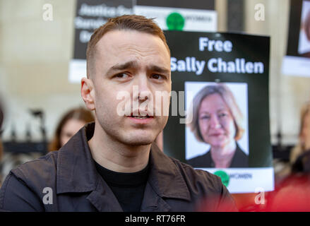 High Court di Londra, Regno Unito. 27 feb 2019. Sally del figlio David Challen protesta al di fuori del Tribunale a sostegno di Sally Challen che hanno massacrato il marito a morte con un martello.Georgina Challen, noto come Sally, afferma di aver ucciso 61 enne Richard in agosto 2010 dopo anni di essere controllato e umiliato da lui. Suo figlio David Challen è leader della protesta. La corte di appello è di sentire una pietra miliare omicidio convinzione challenge.ha subito decenni di controllo coercitivo, una forma di abuso domestico che strisce vittime della loro libertà e libertà. Credito: Tommy Londra/Alamy Live News Foto Stock