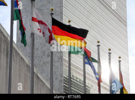 New York, Stati Uniti d'America. Il 27 febbraio, 2019. La bandiera tedesca vola di fronte alla sede delle Nazioni Unite. (A dpa 'Jumelage' nel Consiglio di Sicurezza delle Nazioni Unite:Tedesco-francese doppia Presidenza' su 28.02.2019) Credito: Johannes Schmitt-Tegge/dpa/Alamy Live News Foto Stock