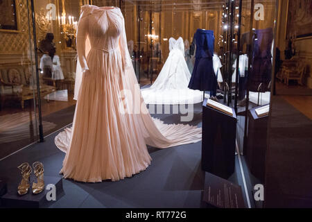 Windsor, Regno Unito. 28 Feb, 2019. La sera abito della HRH Principessa Eugenie dal designer americano Zac Posen che andrà sul display con gli altri elementi del matrimonio abiti della principessa e il Sig. Jack Brooksbank al Castello di Windsor a partire dal 1 Marzo al 22 aprile. I punti salienti della mostra includono la principessa Eugenie di abito da sposa creato da Peter Pilotto e Christopher De Vos del British-basa etichetta Peter Pilotto, la Greville Emerald Kokoshnik Tiara. Credito: Mark Kerrison/Alamy Live News Foto Stock