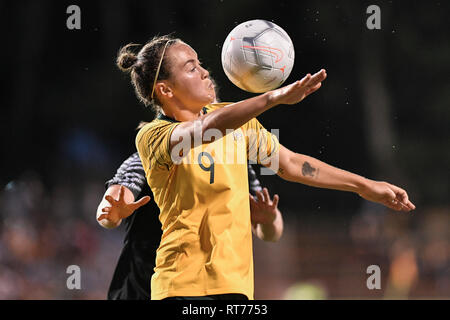 Leichhardt ovale, Leichhardt, Australia. 28 Feb, 2019. Womens calcio internazionale della Coppa delle Nazioni, Australia contro la Nuova Zelanda; Caitlin Foord di Australia controlla una palla alta di credito: Azione Sport Plus/Alamy Live News Foto Stock