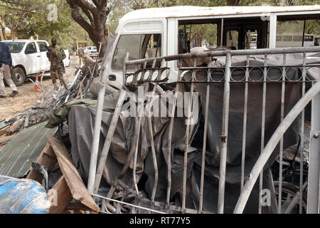 Koulikoro, Mali. 28 Feb, 2019. Il brillare gate e altri detriti giacciono sui motivi della formazione UE camp. Ultima Domenica (24.02.2019), il sospetto di estremisti islamici hanno attaccato il campo camp di Koulikoro con due veicoli caricati con esplosivi. Uno dei veicoli esplosa e leggermente feriti tre guardie del Mali. Dei 150 o così Bundeswehr soldati stazionano, nessuno si è fatto male. Credito: Michael Fischer/dpa/Alamy Live News Foto Stock