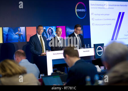 Da sinistra: il dr. Markus STEILEMANN, Chief Executive Officer, CEO, dr. ing. Thomas TOEPFER, gestione degli stati, CFO e Chief Financial Officer di dr. ing. Klaus SCHAEFER, Schvssfer, gestione degli stati, Chief Technology Officer di una® bilancio conferenza stampa di COVESTRO AG a Duesseldorf il 26.02.2019. € | Utilizzo di tutto il mondo Foto Stock