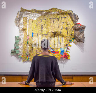 Ottobre Gallery di Londra, Regno Unito. Il 28 febbraio, 2019. El Anatsui: materiale caratteristiche di meraviglia di scultori del Ghana distintiva grande e intricato parete metallica le sculture realizzate da assemblaggi di alluminio di tappi di bottiglie di alcol da stazioni di riciclaggio cucite insieme con il filo di rame. Immagine: galleria personale con Gudali, 2017. Credito: Malcolm Park/Alamy Live News. Foto Stock