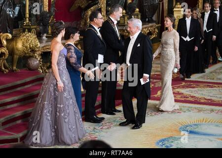 Il re Filippo VI di Spagna, Regina Letizia di Spagna, Presidente Martin Vizcarra, Maribel Dia, Mario Vargas Llosa e Isabel Preysler durante la visita del Presidente della Repubblica del Perù Martin Vizcarra di Spagna presso il Palazzo Reale di Madrid. Foto Stock