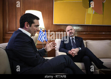 Atene, Grecia. 28 Feb, 2019. Il Primo Ministro greco, Alexis Tsipras (L) si incontra con il Commissario UE per gli Affari Economici e Finanziari Pierre Moscovici, ad Atene, in Grecia, il 28 febbraio, 2019. Credito: Marios Lolos/Xinhua/Alamy Live News Foto Stock