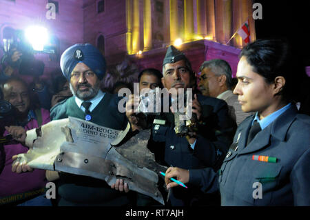 New Delhi, India. 28 feb 2019. Forza aerea indiana ufficiali mostrano alcune parti di un AMRAAM aria al missile utilizzato su di un F16 aeromobile appartenente al Pakistan Air Force che fu abbattuto nel lo spazio aereo indiano mentre indiano di bersagliamento delle installazioni militari in stato di frontiera di Jammu e Kashmir a un briefing con la stampa al Ministero della Difesa sede a Nuova Delhi il giovedì 28 febbraio, 2019. L'India ha detto che abbattuto un Pakistan Air Force piano, già smentito dal Pakistan. Fotografia: Sondeep Shankar Credito: Sondeep Shankar/Alamy Live News Foto Stock