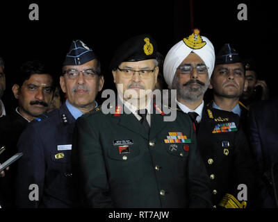 New Delhi, India. 28 feb 2019. Il Maggiore Generale Surender Singh Mahal; Ammiraglio D.S. Gujaral e aria Vice maresciallo R.G.K. Indirizzo Kapur un briefing con la stampa al Ministero della Difesa sede a Nuova Delhi il giovedì 28 febbraio, 2019 sul recupero di parti di un'aria al missile AMRAAM che era allegedely sparato da un Pakistan Airforce fighter F16 in stato di frontiera di Kammu e Kashmir. L'India ha detto che abbattuto un del Pakistan F16 warplane, negato da Islamabad. Fotografia: Sondeep Shankar Credito: Sondeep Shankar/Alamy Live News Foto Stock