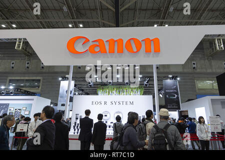 Yokohama, Giappone. 28 Feb, 2019. I visitatori si radunano durante il CP Camera & Photo Imaging Show 2019 al Pacifico Yokohama. Il CP in mostra le più recenti tecnologie per telecamere e photo imaging in Giappone nel 1148 espositore stand. Gli organizzatori si aspettano di attrarre 70.000 visitatori durante i quattro giorni di mostra. Quest'anno la mostra si terrà presso il Pacifico Yokohama e OSANBASHI Hall e durerà fino al 3 marzo. Credito: Rodrigo Reyes Marin/ZUMA filo/Alamy Live News Foto Stock