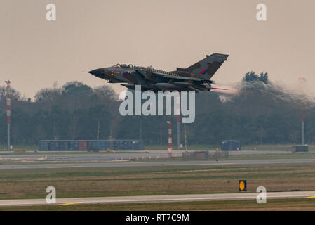 Il Royal Air Force sta dicendo addio al Panavia Tornado, di cui una volta azionato oltre 200 del bombardiere versione. RAF Marham è casa di IX e 31 squadroni che condividono circa 16 dei restanti Tornado GR4 getti dinanzi alla venerata tipo termina il suo servizio in poche settimane. RAF tornado ha visto in servizio nel Golfo e guerre in Iraq come pure alle missioni di mantenimento della pace. Nove tornado ha volato una formazione flypast per contrassegnare il drawdown. Essi non potranno mai volare in tali numeri di nuovo come loro continuano a essere ritirati Foto Stock