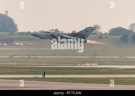 Il Royal Air Force sta dicendo addio al Panavia Tornado, di cui una volta azionato oltre 200 del bombardiere versione. RAF Marham è casa di IX e 31 squadroni che condividono circa 16 dei restanti Tornado GR4 getti dinanzi alla venerata tipo termina il suo servizio in poche settimane. RAF tornado ha visto in servizio nel Golfo e guerre in Iraq come pure alle missioni di mantenimento della pace. Nove tornado ha volato una formazione flypast per contrassegnare il drawdown. Essi non potranno mai volare in tali numeri di nuovo come loro continuano a essere ritirati Foto Stock