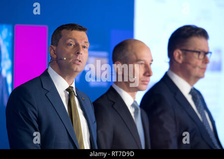 Da sinistra: il dr. Markus STEILEMANN, Chief Executive Officer, CEO, dr. ing. Thomas TOEPFER, gestione degli stati, CFO e Chief Financial Officer di dr. ing. Klaus SCHAEFER, Schvssfer, gestione degli stati, Chief Technology Officer di una® bilancio conferenza stampa di COVESTRO AG a Duesseldorf il 26.02.2019. € | Utilizzo di tutto il mondo Foto Stock