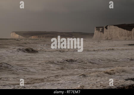 Birling Gap, Eastbourne, East Sussex, Regno Unito. 28th febbraio 2019. Il tempo di stagione ritorna. Il vento di Cooler dal West frusta il mare che era come un mulino stagno ieri. Foto Stock