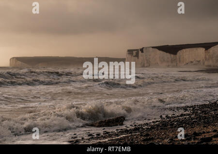 Birling Gap, Eastbourne, East Sussex, Regno Unito. 28th febbraio 2019. Il tempo di stagione ritorna. Il vento di Cooler dal West frusta il mare che era come un mulino stagno ieri. Foto Stock