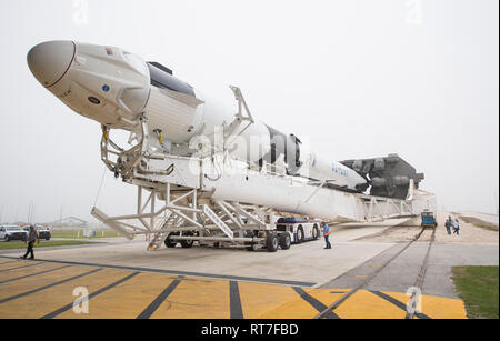 Cape Canaveral, in Florida, Stati Uniti d'America. Il 28 febbraio 2019. La SpaceX Falcon 9 a razzo con il Drago equipaggio commerciale capsule è rotolato fuori l'integrazione orizzontale impianto di complessi di lancio 39A presso il Kennedy Space Center Febbraio 28, 2019 a Cape Canaveral, in Florida. Il test di lancio del veicolo spaziale senza equipaggio per la Stazione Spaziale Internazionale è prevista per il 2 marzo. Credito: Planetpix/Alamy Live News Foto Stock