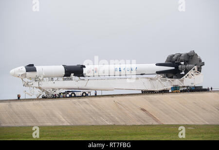 Cape Canaveral, in Florida, Stati Uniti d'America. Il 28 febbraio 2019. La SpaceX Falcon 9 a razzo con il Drago equipaggio commerciale capsule è rotolato fuori l'integrazione orizzontale impianto di complessi di lancio 39A presso il Kennedy Space Center Febbraio 28, 2019 a Cape Canaveral, in Florida. Il test di lancio del veicolo spaziale senza equipaggio per la Stazione Spaziale Internazionale è prevista per il 2 marzo. Credito: Planetpix/Alamy Live News Foto Stock