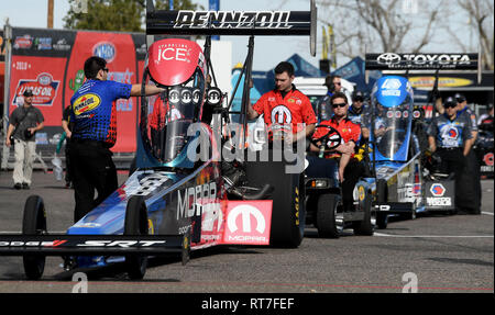 Chandler, AZ, Stati Uniti d'America. 24 Febbraio, 2019. La Top Fuel Dragsters di Lia Pritchett e Antron Brown testa verso la linea di partenza durante il semi final round di eliminazioni al trentacinquesimo NHRA annuale Arizona cittadini di Chandler, Arizona domenica 24 febbraio, 2019. Billy Torrence (Top Fuel), Matt Hagan (Funny auto) e Jeg Coughlin (Pro Stock) ha vinto tutti i titoli degli eventi nelle rispettive categorie. Credito: Sarà Lester/ZUMA filo/Alamy Live News Foto Stock