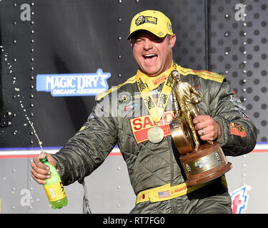 Chandler, AZ, Stati Uniti d'America. 24 Febbraio, 2019. Funny auto vincitore Matt Hagan celebra dopo la sua vittoria al trentacinquesimo NHRA annuale Arizona cittadini di Chandler, Arizona domenica 24 febbraio, 2019. Billy Torrence (Top Fuel), Matt Hagan (Funny auto) e Jeg Coughlin (Pro Stock) ha vinto tutti i titoli degli eventi nelle rispettive categorie. Credito: Sarà Lester/ZUMA filo/Alamy Live News Foto Stock