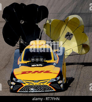 Chandler, AZ, Stati Uniti d'America. 24 Febbraio, 2019. Funny auto conducente J.R. Todd tira il suo paracadute durante eliminazioni al trentacinquesimo NHRA annuale Arizona cittadini di Chandler, Arizona domenica 24 febbraio, 2019. Billy Torrence (Top Fuel), Matt Hagan (Funny auto) e Jeg Coughlin (Pro Stock) ha vinto tutti i titoli degli eventi nelle rispettive categorie. Credito: Sarà Lester/ZUMA filo/Alamy Live News Foto Stock