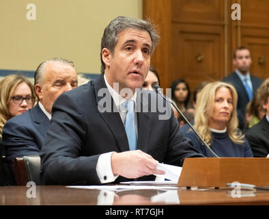Washington, Stati Uniti d'America. Il 27 febbraio, 2019. Michael Cohen, ex procuratore al Presidente degli Stati Uniti Trump, testimonia davanti la casa di noi Comitato per la vigilanza e la riforma sulla Capitol Hill in Washington, DC su Mercoledì, 27 febbraio 2019. Credito: Ron Sachs/CNP (restrizione: NO New York o New Jersey o giornali quotidiani nel raggio di 75 miglia da New York City) | utilizzo del credito in tutto il mondo: dpa/Alamy Live News Foto Stock
