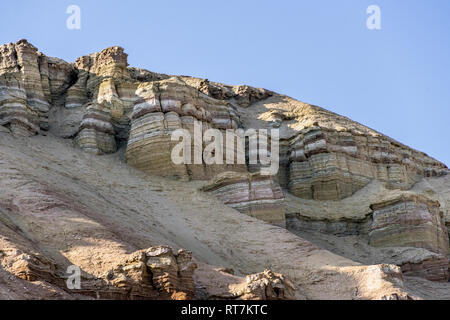 Stratificate rocce erose, Aktau montagne, Altyn Emel National Park, Kazakistan Foto Stock