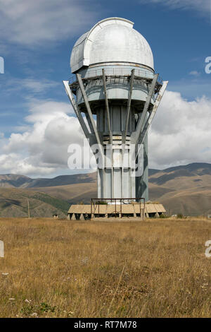 1,5 metri di costruzione del telescopio, dell era sovietica Turgen Assy osservatorio, Assy altopiano, Kazakistan Foto Stock