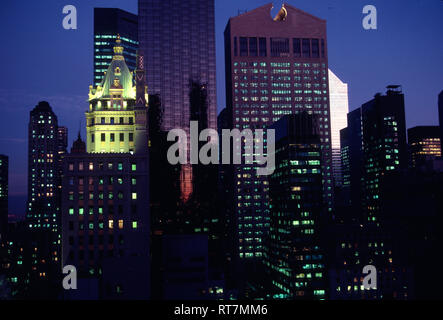 Skyline di Midtown Manhattan a Dusk, New York City, USA anni '1980 Foto Stock