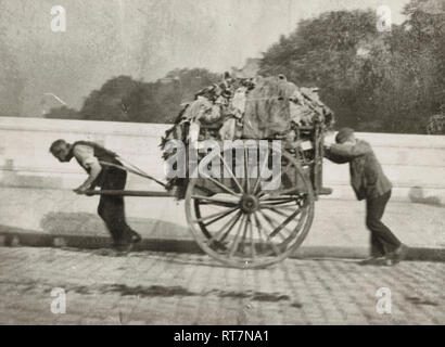 Recupero di scarti per le strade di Parigi, circa 1922 Foto Stock