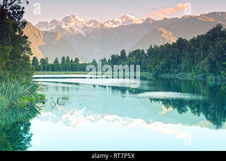 La riflessione di Mt Cook (Aoraki) e Mt Tasman sul lago Matheson ,Nuova Zelanda Foto Stock