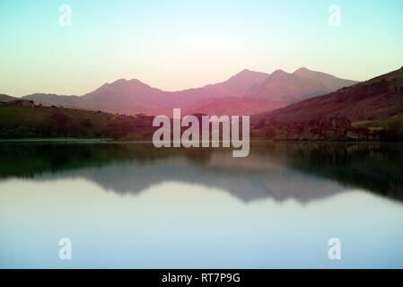 Sunriset oltre Snowdon e Llynnau Mymbyr , Galles Foto Stock