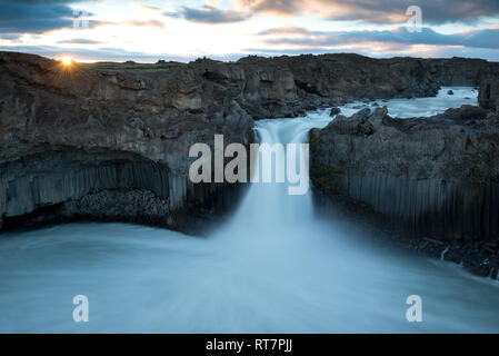 Islandese paesaggio estivo della cascata Aldeyjarfoss nel nord dell'Islanda Foto Stock