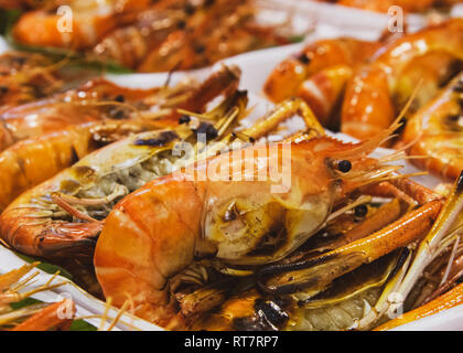 Grigliata di gamberi e masterizzare con salse a base di pesce e grigliate di gamberi alla griglia Foto Stock