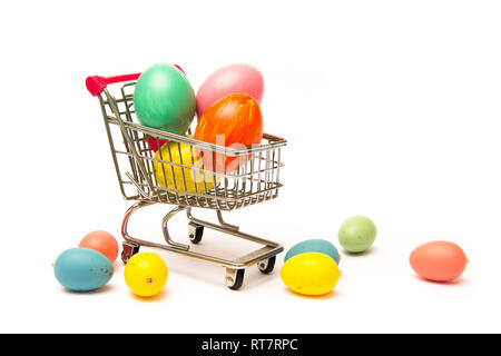 Pasqua shopping. Fatti a mano le uova colorate nel carrello. Business e la vendita in primavera Foto Stock