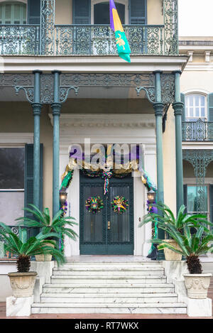 Mardi Gras Garden District, la vista su un tipico albergo nel lussuoso quartiere giardino arredato per Mardi Gras, New Orleans, Louisiana, Stati Uniti d'America Foto Stock