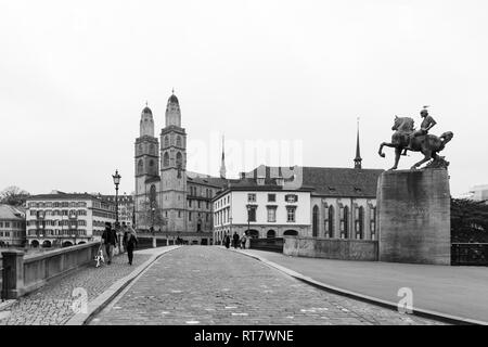 La svizzera di Zurigo. Immagine in bianco e nero della chiesa Grossmuenster e il ponte di Muenster nella città vecchia durante un nebbiose giornate d'autunno. Foto ta Foto Stock