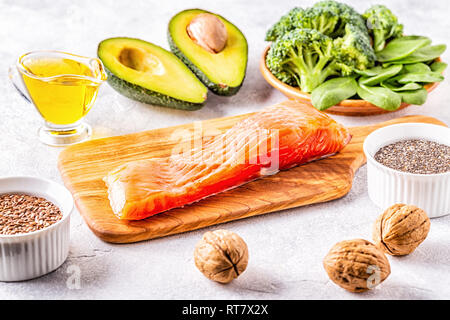 Animale e fonti vegetali di omega-3. Dieta bilanciata concetto. Foto Stock