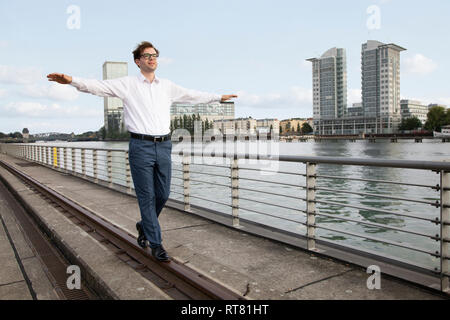 Germania, Berlino, imprenditore in equilibrio su una rampa sul fiume Spree Foto Stock