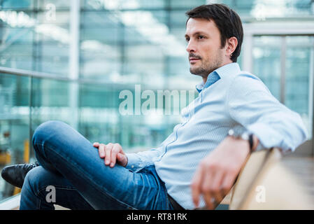 Imprenditore in attesa in aeroporto area di partenza Foto Stock