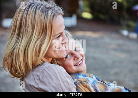 Ritratto di felice madre con figlio all'aperto Foto Stock