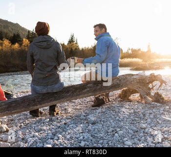 Coppia matura campeggio al Riverside nella luce della sera Foto Stock