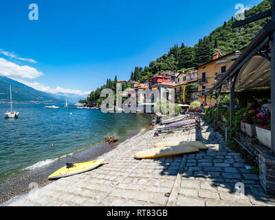 L'Italia, Lombardia, Varenna, la città vecchia, il lago di Como, Lakeshore Foto Stock