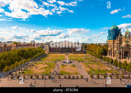 Germania, Berlino, Berlin-Mitte, Museumsinsel, piacere giardino e museo Vecchio, Cattedrale di Berlino a destra Foto Stock