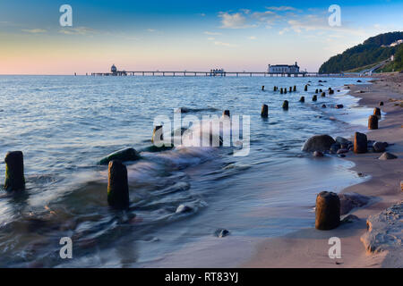 Germania, Meclemburgo-Pomerania, Ruegen, Sellin, old frangiflutti a beach, Molo di Sellin int lo sfondo Foto Stock