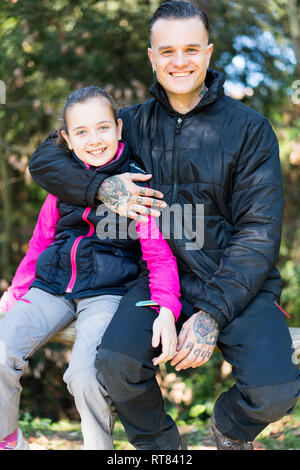 Ritratto di tatuati uomo e sua figlia Foto Stock