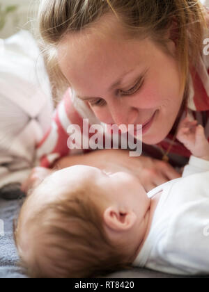 Sorridente matching madre la sua bimba Foto Stock