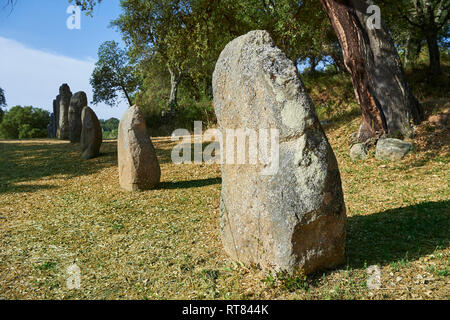 Foto e immagini di età preistorica età del rame proto antropomorfe in pietra permanente statua menhir nel Biru 'e Concas archaeolological sito, Sorgono, Foto Stock