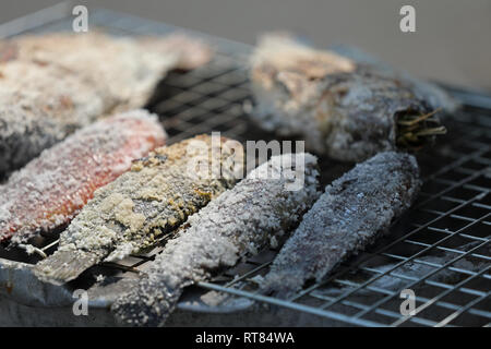 Grigliate di pesce fritto Foto Stock